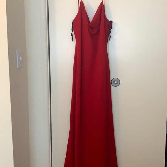 Red evening gown - Picture 1 of 3